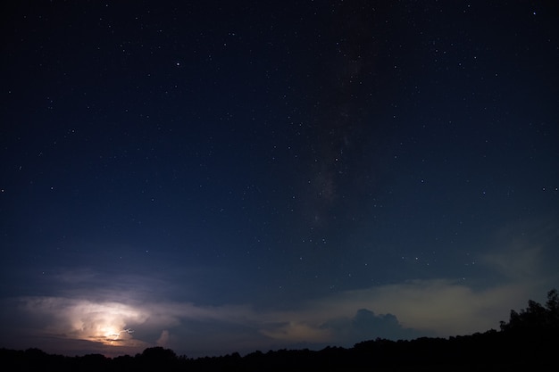 Foto milkyway e relâmpago céu à noite