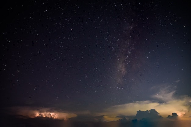 Milkyway e relâmpago céu à noite