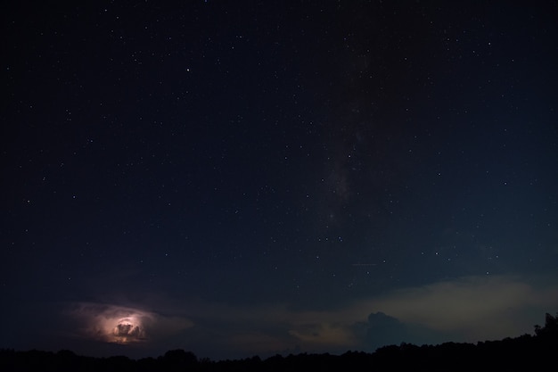 Milkyway e relâmpago céu à noite