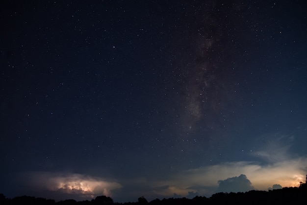 Milkyway und Lightning Sky in der Nacht