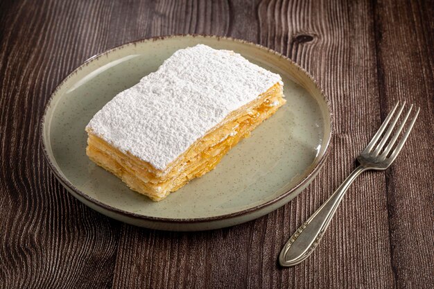 Mille-Feuille-Dessert auf dem Teller