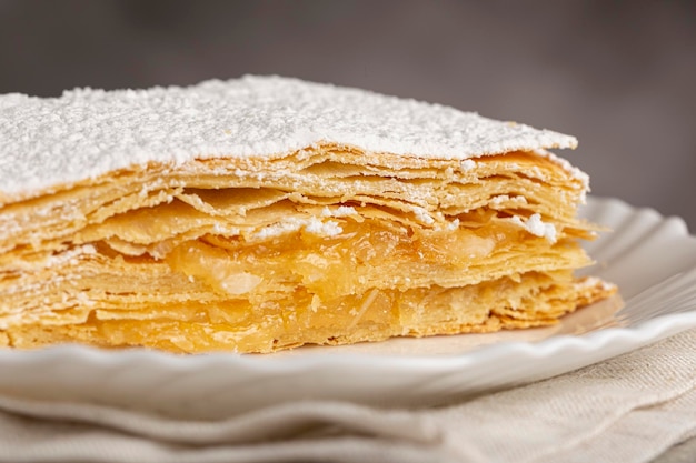 Mille-Feuille-Dessert auf dem Teller