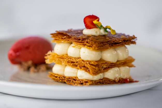 Mille-Feuille-Dessert mit Erdbeeren und Eis