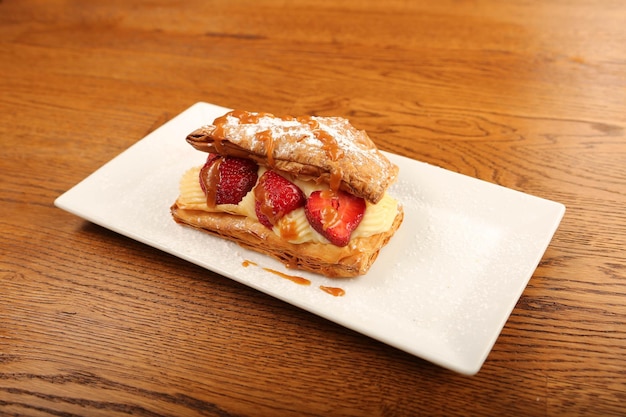 Millefeuille aus Blätterteig mit Himbeeren Erdbeeren