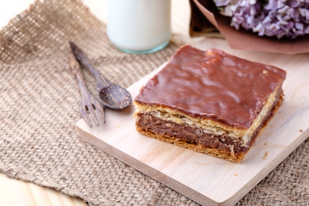 Millefeuille chocolat auf hölzernem hintergrund