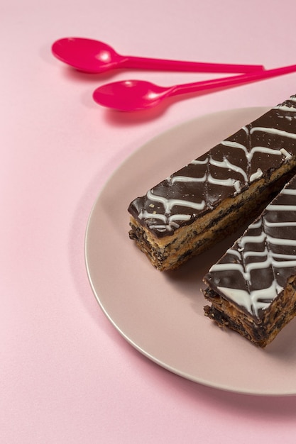 Millefoglie de chocolate tradicional ou mille-feuille francês em fundo rosa com espaço de cópia