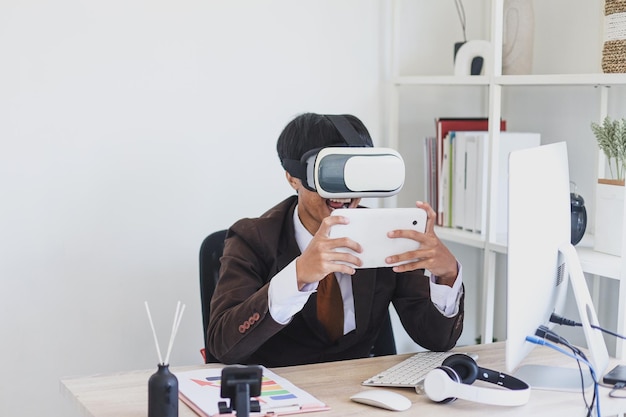 Millennial-Arbeiter spielten in der Pause im Büro voller Begeisterung Spiele mit VR-Brillen und Tablets