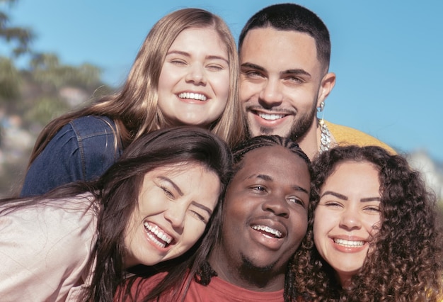 Foto millennial jóvenes amigos multirraciales divirtiéndose y tomando una selfie juntos concepto de amistad