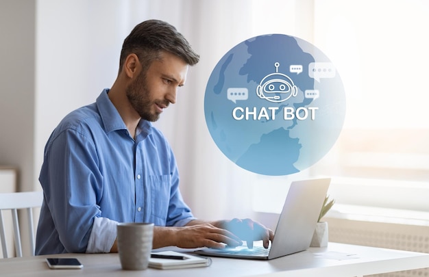 Millennial-Mann, unabhängiger Auftragnehmer, der zu Hause Chatbot auf dem Laptop nutzt