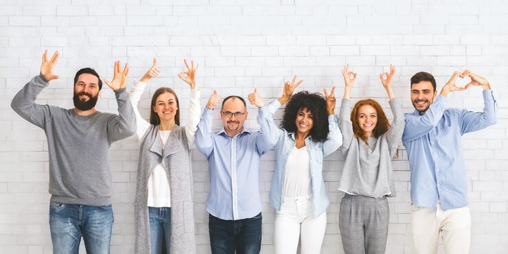 Millennials alegres y divertidos posando con diferentes gestos