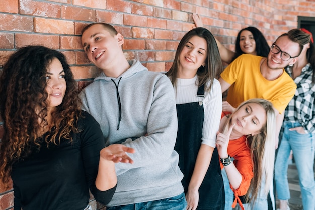 millennials começando a carreira profissional. jovens candidatos na fila à espera de entrevista