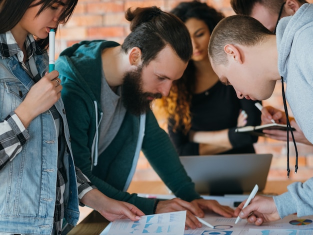 Millennials-Geschäft. erfolgreiche Teamarbeit. Menschen, die gemeinsam an einem Projekt arbeiten.