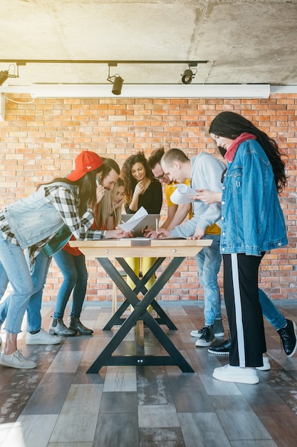 Millennials-Geschäft. erfolgreiche Teamarbeit. Menschen, die gemeinsam an einem Projekt arbeiten.