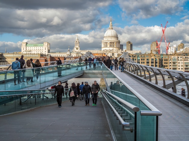 Millennium Bridge und St. Pauls Cathedral