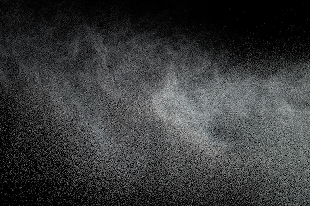 Millón de polvo estelar Imagen fotográfica de caída de lluvia de lluvia nieve nieve pesada tormenta volando congelación tomada en fondo negro superposición aislada pulverización de niebla de agua humo como partículas estelares en el viento