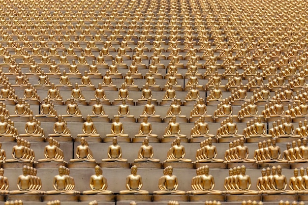 Millones de estatuillas de Buda de oro en el templo budista Wat Phra Dhammakaya en el norte de Bangkok Tailandia Concepto de religión