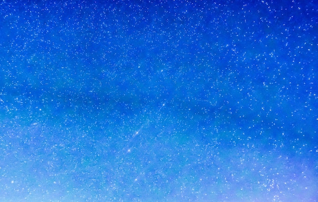 Millones de estrellas en un cielo azul en la noche