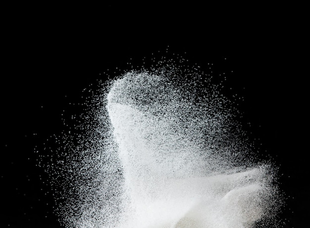 Millones de explosión de arena blanca Imagen fotográfica de lluvia cayendo nieve fuertes nevadas tormenta volando Freeze shot sobre fondo negro superposición aislada Tiny Fine Salt Sands como ciencia de partículas