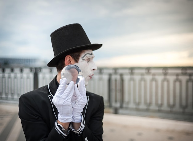 Mime auf der Straße wartet darauf, seinen Liebhaber zu treffen