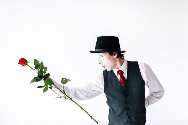 Mime baila con una rosa