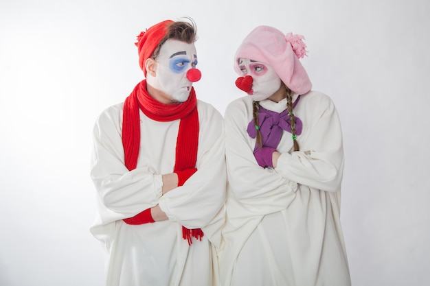 Mime boy y mime girl muestran emociones tristeza