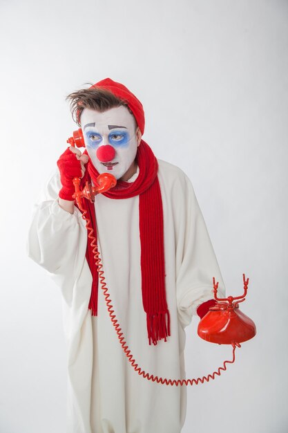 Mime boy con un teléfono retro en sus manos