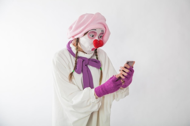 Mime chica con un teléfono en sus manos