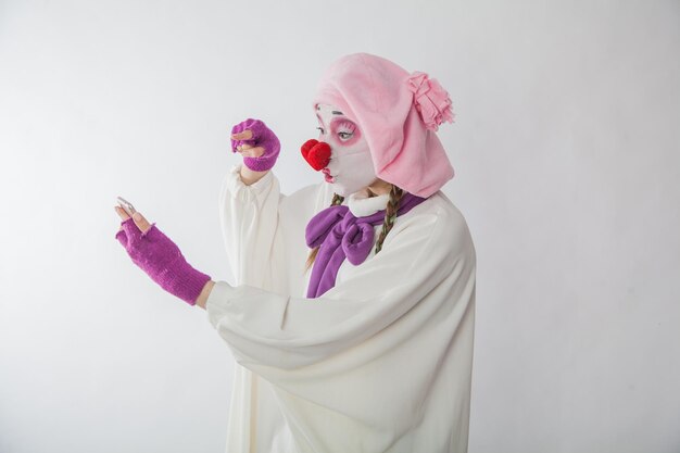 Mime chica con un teléfono en sus manos