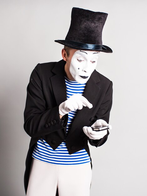 Mime com smartphone. conceito do dia da mentira.