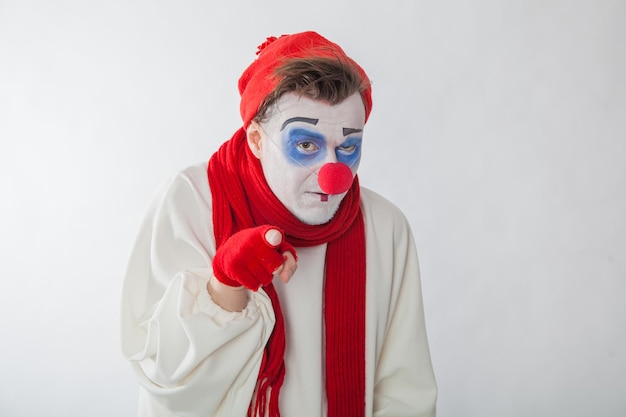 Mime der Junge spielt Streiche Emotionen