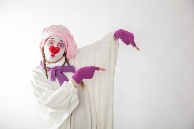 Mime girl señala la dirección del lugar