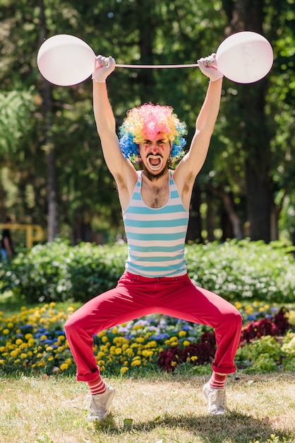 Mime realiza en el parque con globos.