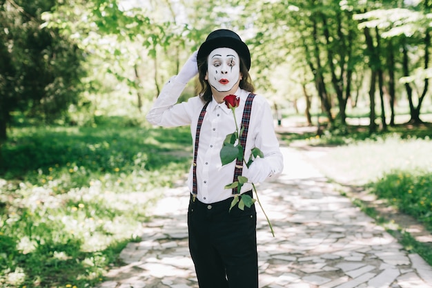 Foto mime segurando o chapéu