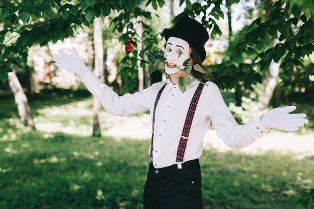 Mime segurando uma rosa com a boca