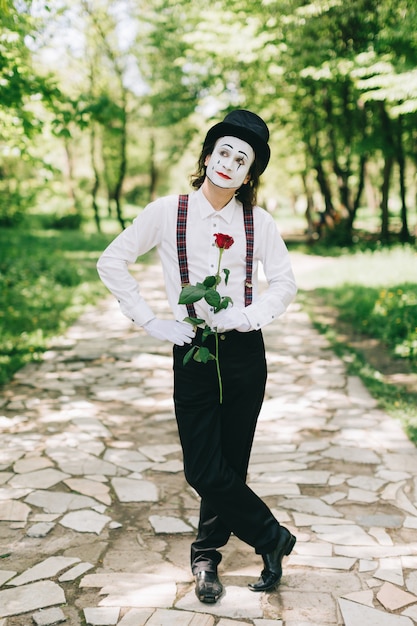 Mime segurando uma rosa enquanto pensava