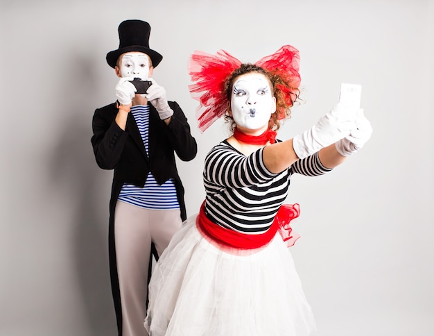 Mime sosteniendo la cámara y haciendo selfie. Concepto del día de los inocentes