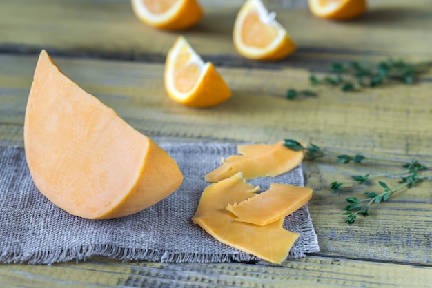 Mimolettekäse auf dem Holzbrett