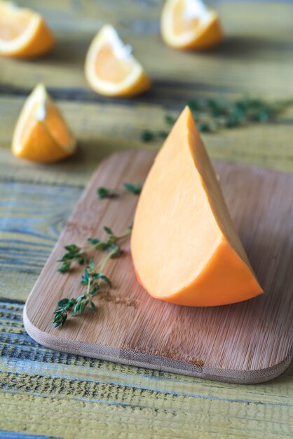 Mimolettekäse auf dem Holzbrett