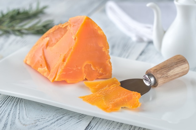 Mimolettekäse auf weißem Teller