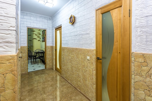 Mimsk bielorrússia junho 2020 portas no moderno hall de entrada do corredor em apartamentos caros