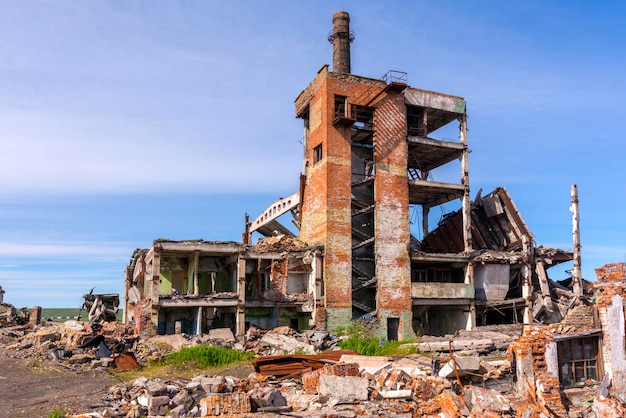 Foto mina arruinada no ártico. mina abandonada na antiga vila de khalmer-yu, rússia.