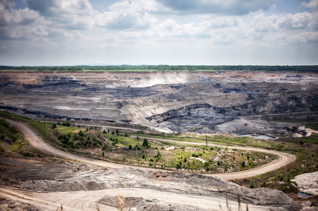 Mina de carbón abierta en Luchegorsk, Rusia