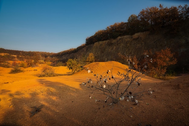 Foto mina de bauxita a céu aberto abandonada