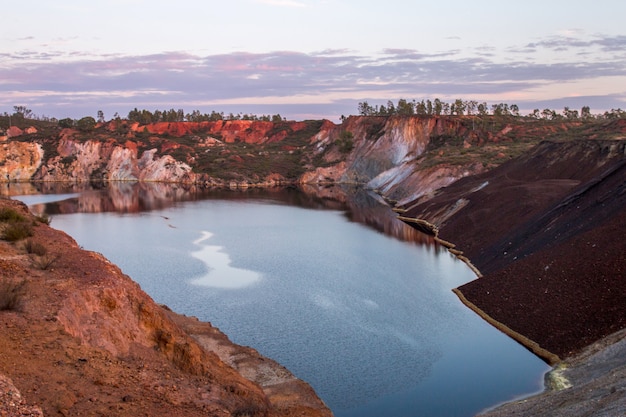 Mina de extração de cobre velha abandonada