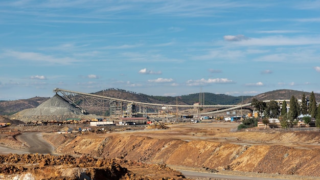 Foto mina riotinto na espanha trabalhando na extração de cobre e minério de ferro uma indústria escassa