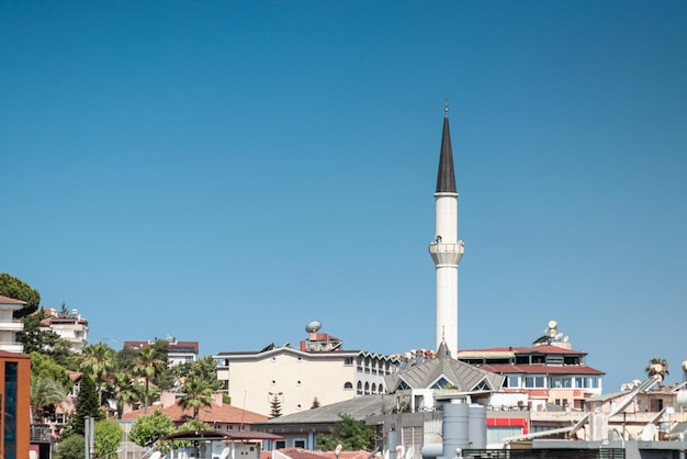 Minarete blanco en el cielo azul claro Mezquita turca Torre de la mezquita Espacio de copia