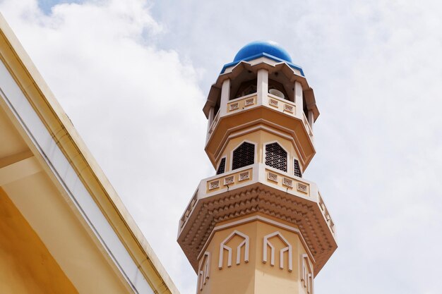 Foto un minarete con cielo despejado durante el día.