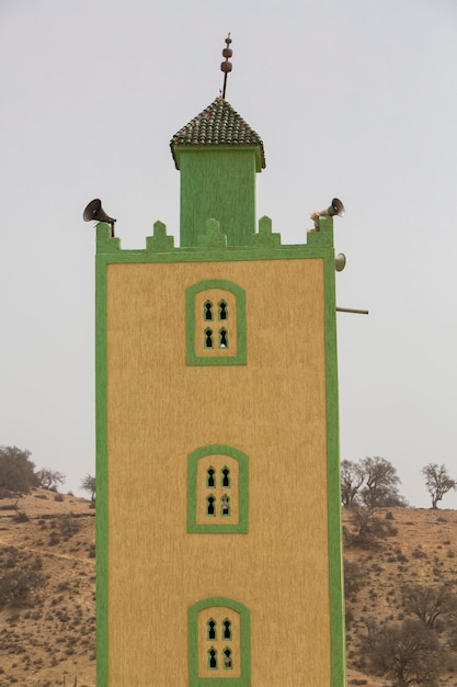 Foto minarete da mesquita contra um céu azul