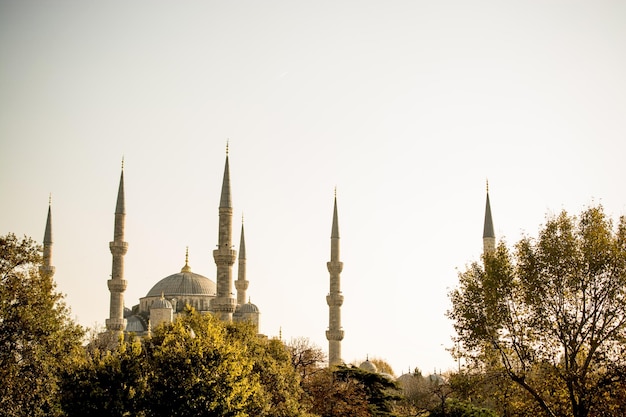 Minarete das Mesquitas Otomanas em vista