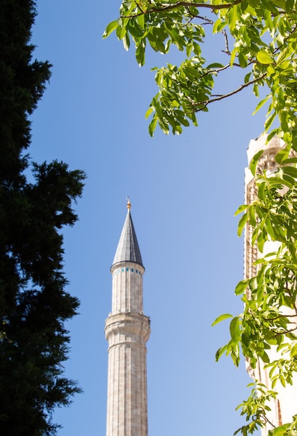 Minarete de mesquita de estilo turco otomano como arquitetura de templo muçulmano religioso